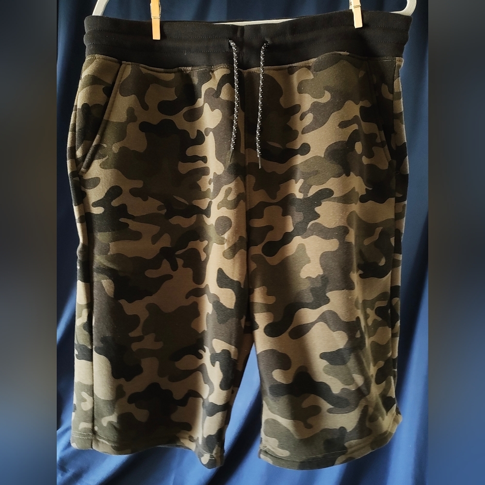 essentials est. 1991 camo sweat shorts